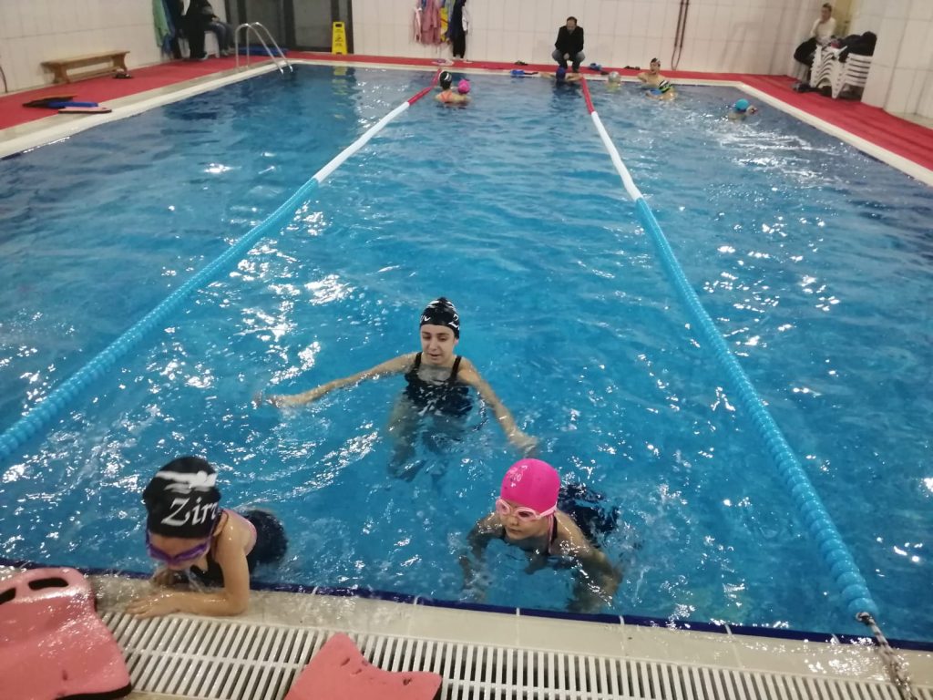 yaz doneminde ozel erciyes koleji yuzme havuzundayiz kayseri zirve yuzme